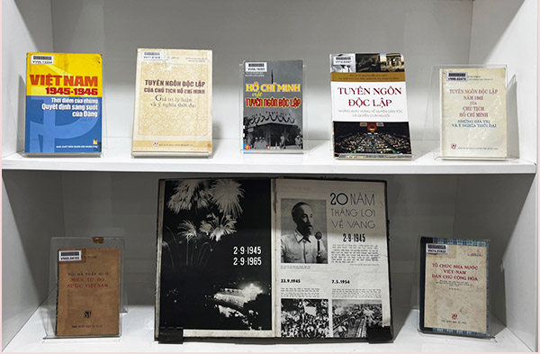 Ausstellung über Vietnam vom Herbst 1945 bis zum heutigen Erneuerungskurs