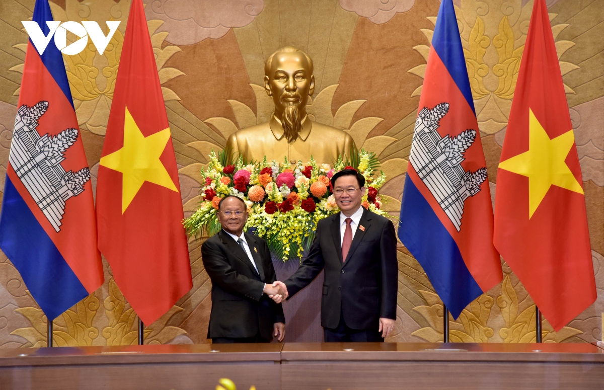 Parlamentspräsident Vuong Dinh Hue führt ein Gespräch mit seinem kambodschanischen Amtskollegen Heng Samrin