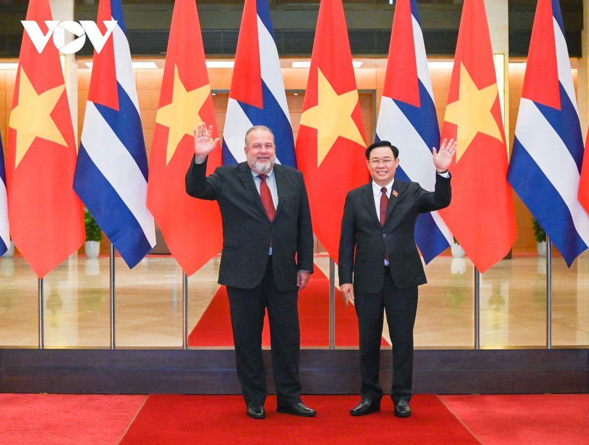 Parlamentspräsident Vuong Dinh Hue empfängt Kubas Premierminister Manuel Marrero Cruz