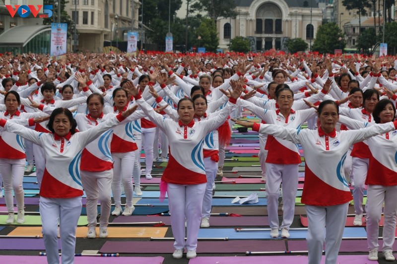 Senioren in Ho-Chi-Minh-Stadt führen Fitness und Yoga auf und stellen vietnamesischen Rekord auf