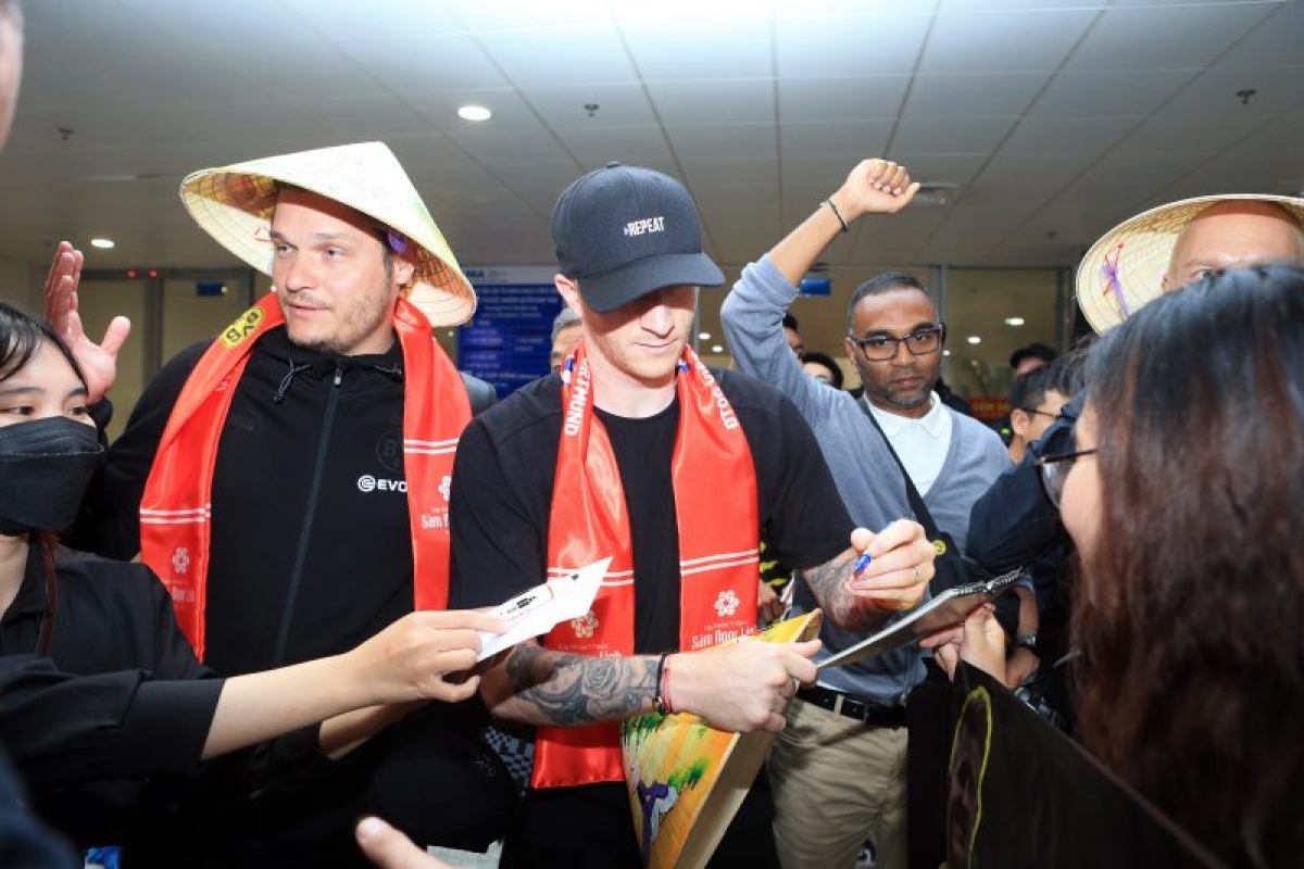 Marco Reus und seine BVB-Kollegen in Hanoi eingetroffen