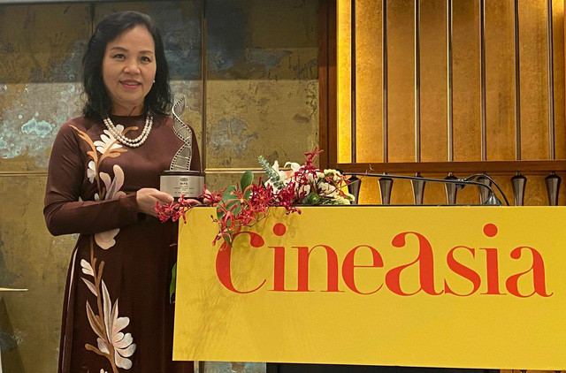 Dr. Ngo Phuong Lan bekommt den Preis „Educator of the Year“ von Film Expo Group
