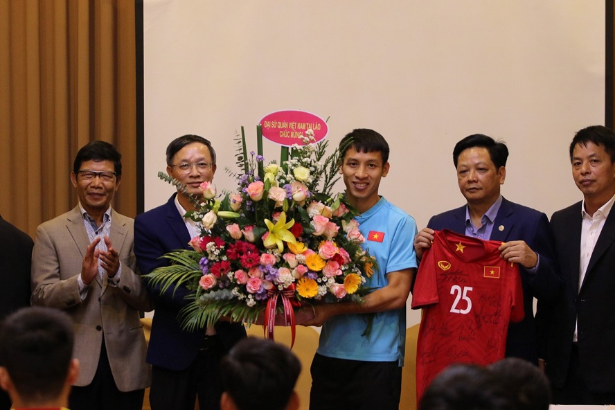 AFF Cup 2022: Leitung der vietnamesischen Botschaft in Laos ermutigt die Fußballnationalmannschaft Vietnams