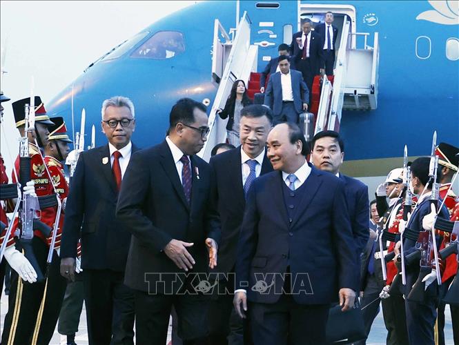 Staatspräsident Nguyen Xuan Phuc beginnt seinen Indonesien-Besuch