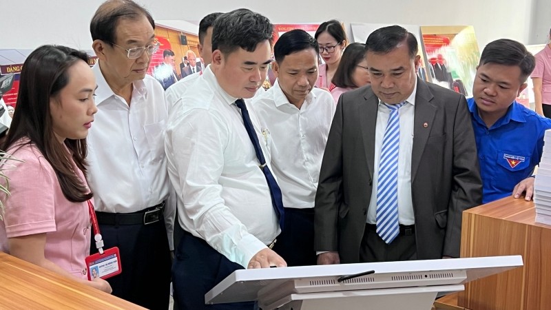 Buchausstellung zur 60-jährigen Feier der Vietnam-Laos-Freundschaft