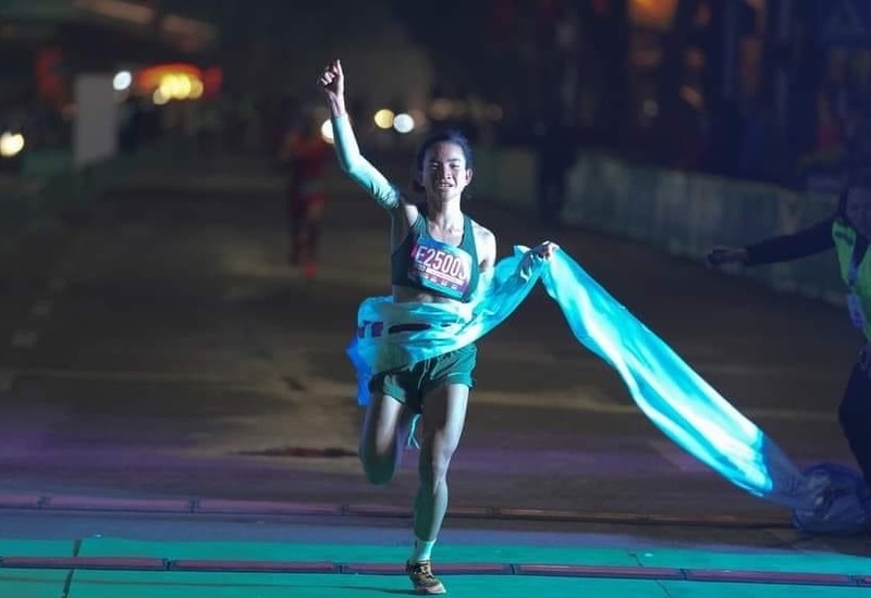 Nguyen Thi Oanh und Do Quoc Luat sind Meister des internationalen Halbmarathons in Vietnam