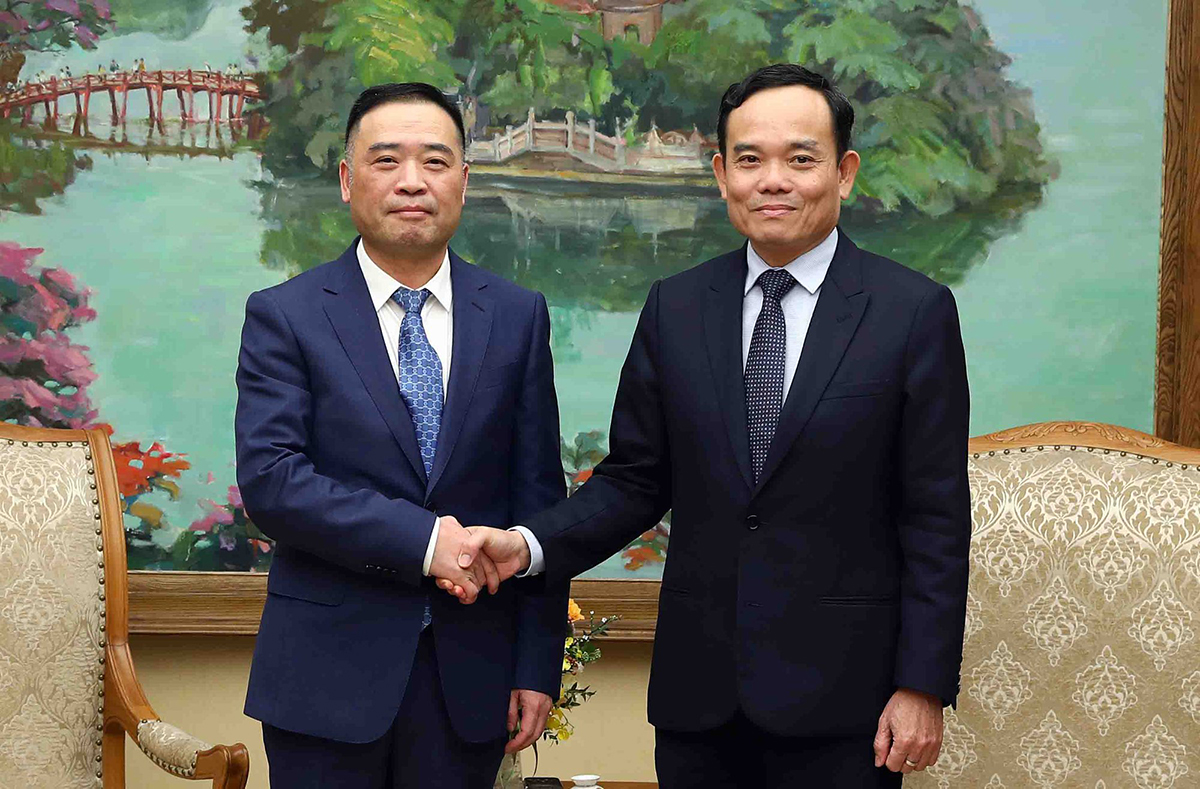 Vizepremierminister Tran Luu Quang trifft Präsident des Konzerns Sunny