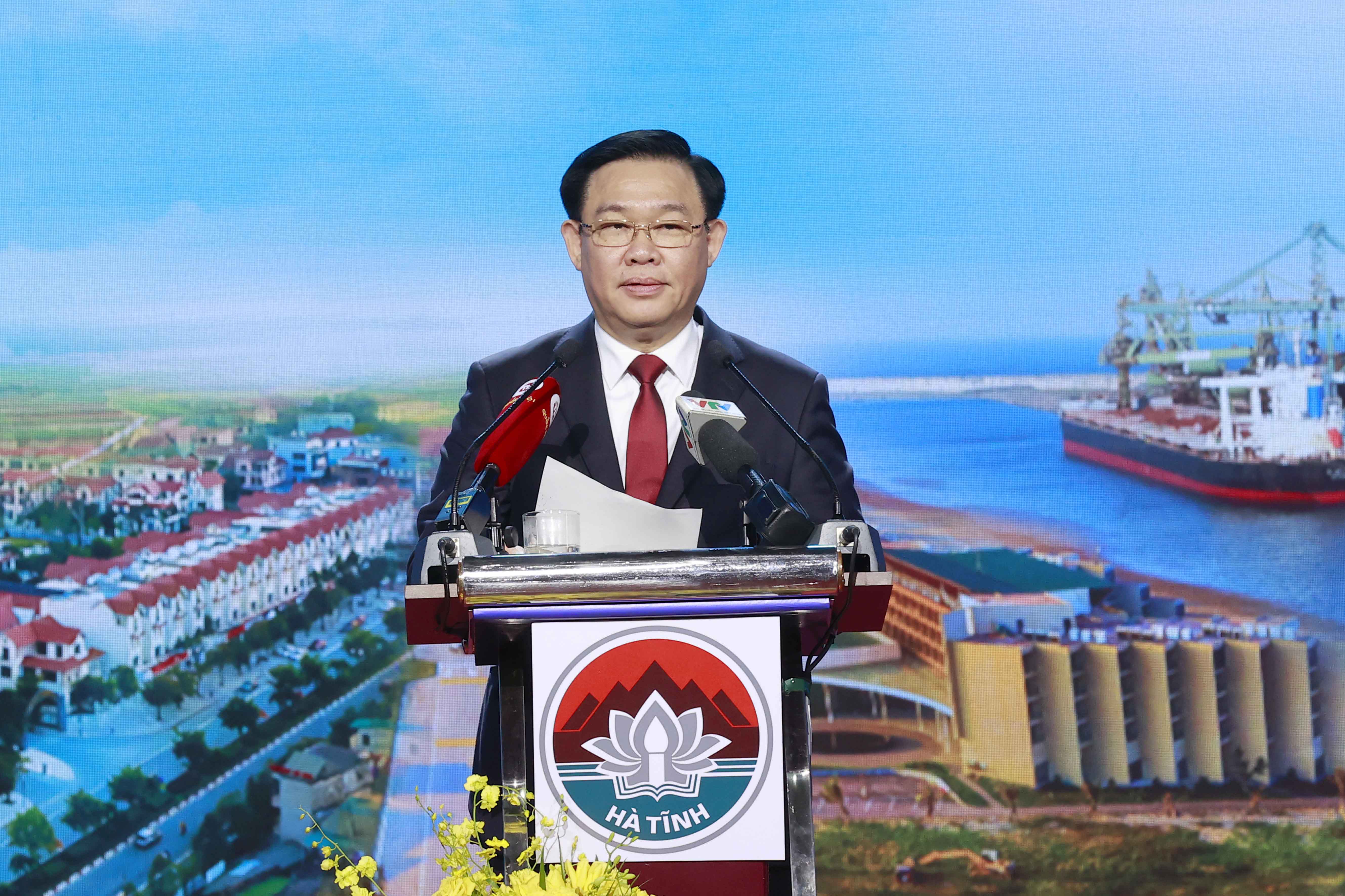 Parlamentspräsident Vuong Dinh Hue: Ha Tinh soll Potential in Impulse für Entwicklung umwandeln
