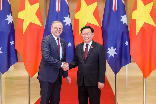 Parlamentspräsident Vuong Dinh Hue trifft sich mit dem australischen Premierminister Albanese