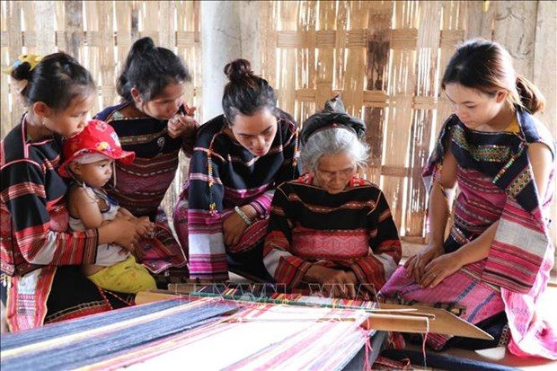 Vorstellung der Brokat-Weberei der vietnamesischen Völker im Juli
