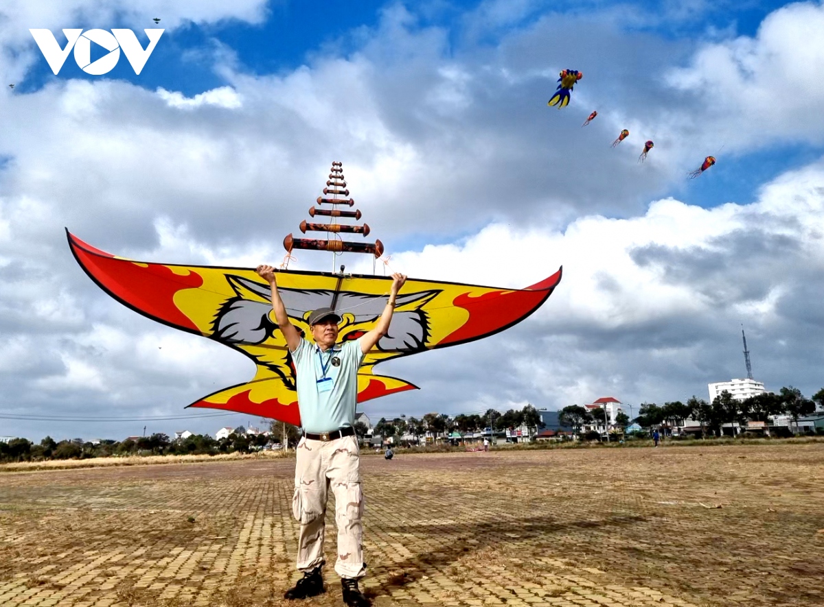 1. Flöten-Drachen-Wettbewerb in Buon Ma Thuot