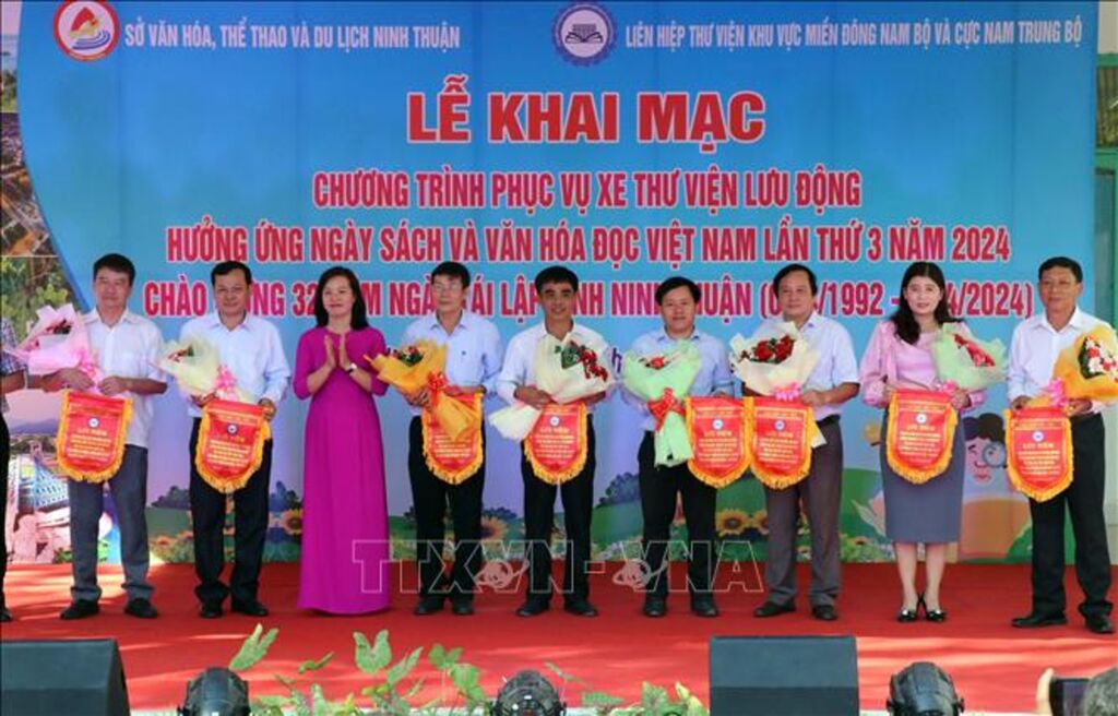 Mobile Bibliothek für Schüler und Leser in Ninh Thuan