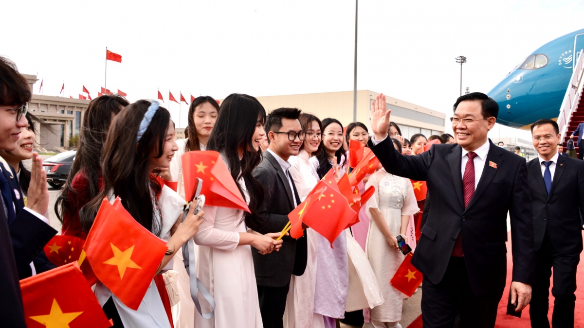 Parlamentspräsident Vuong Dinh Hue beginnt seinen China-Besuch