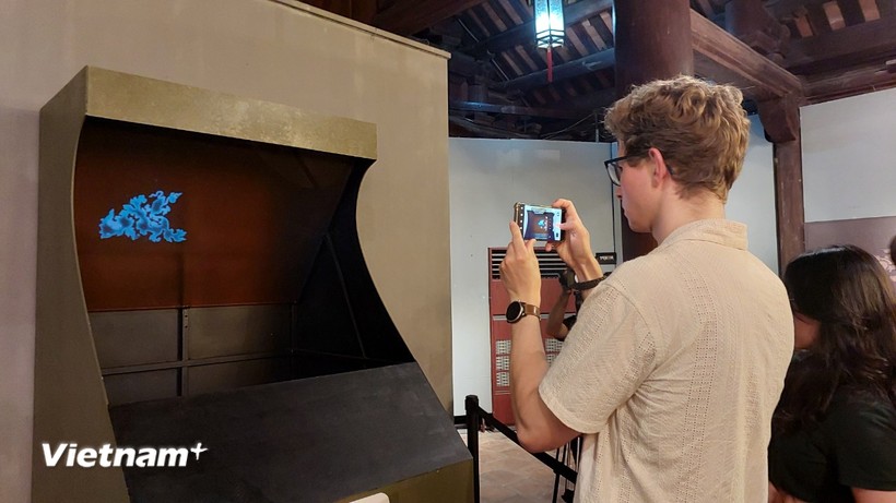 Skulpturenausstellung von Drachen auf Stelen im Literaturtempel
