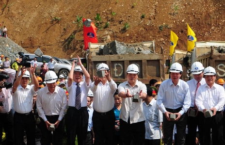 Vize-Premierminister Hoang Trung Hai bei Umlegung des Da Flusses.