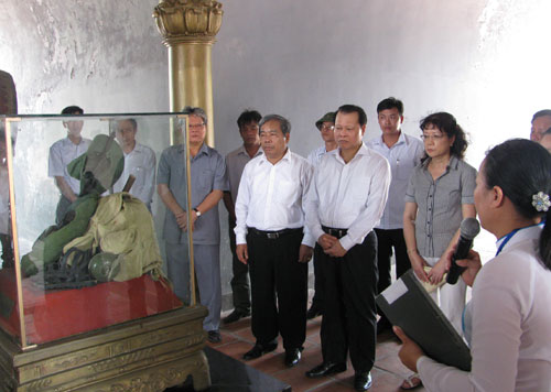 Einweihung der Gedenkstätte im nationalen Friedhof “ Straße Nummer 9”