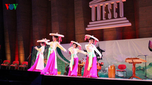 Vorführung traditioneller vietnamesischer Musik in Frankreich