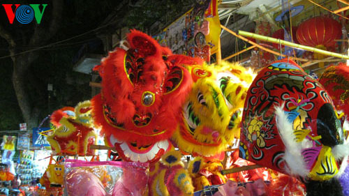 Feier zum Vollmondfest für Kinder aus bescheidenen Verhältnissen