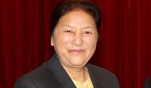 Parlamentspräsident Hung trifft die laotische Parlamentspräsidentin Yathotu