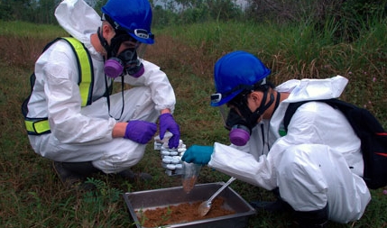 Reinigung des Entlaubungsmittels im Flughafen Da Nang