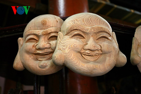 Holzschnitzarbeit im Dorf Kim Bong