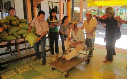 Tetfest für Menschen mit großem Verdienst und aus bescheidenen Verhältnissen