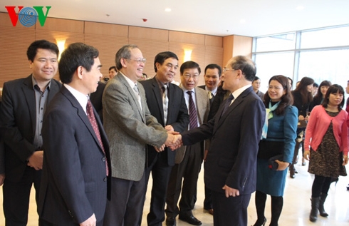 Parlamentspräsident Hung beglückwünscht Mitarbeiter des Parlamentsbüros