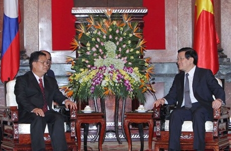 Staatspräsident Sang trifft Laos Vize-Parlamentspräsident Somphan