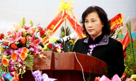 Vize-Parlamentspräsidentin Ngan überreicht Kindern in Ben Tre Milch