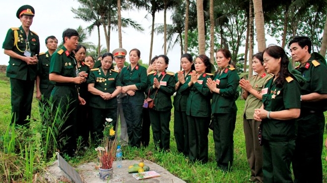 Kameraden helfen einander beim Aufbau neuen Lebens