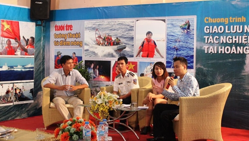 Ausstellung “Jugendliche verteidigen gemeinsam die Hoheit Vietnams im Ostmeer”
