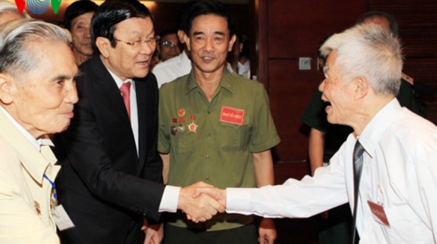 Der Staatspräsident trifft ehemalige Gefangene