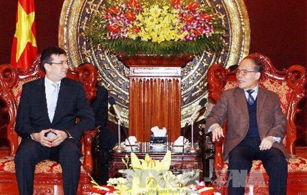 Parlamentspräsident Nguyen Sinh Hung trifft Ungarns Präsident Ader Janos