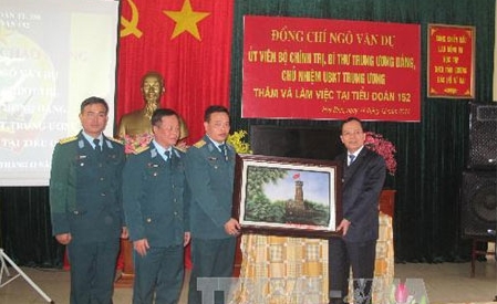 Politbüromitglied Ngo Van Du besucht Raketenbataillon