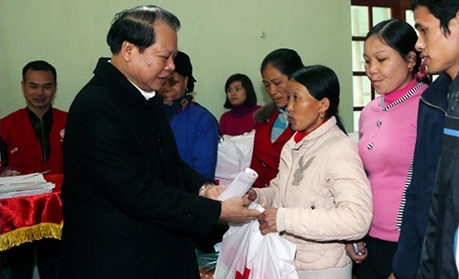 Geschenke für arme Angehörige der ethnischen Minderheiten