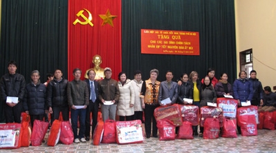 Union der Freundschaftsgesellschaften überreicht Geschenke an arme Haushalte