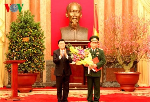Staatschef überreicht Dienstgrad des Generalleutnants an Vize-Parlamentspräsident Huynh Ngoc Son