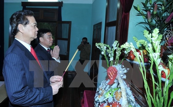 Premierminister Nguyen Tan Dung besucht Ho Chi Minhs Gedenkstätte