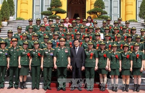 Staatspräsident Truong Tan Sang trifft ausgezeichnete Soldatinnen