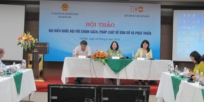 Abgeordnete diskutieren Politik und Gesetze über Bevölkerung und Entwicklung