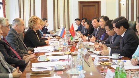 Vize-Parlamentspräsidentin Tong Thi Phong trifft Duma-Politiker