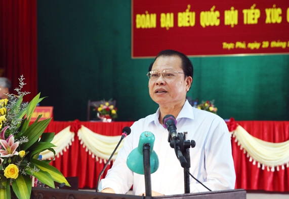 Abgeordnete treffen Wähler vor Parlamentssitzung