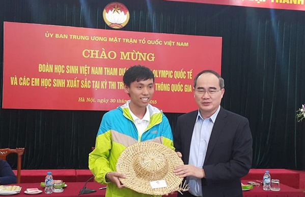 Nguyen Thien Nhan trifft Schüler bei internationalen Olympiaden