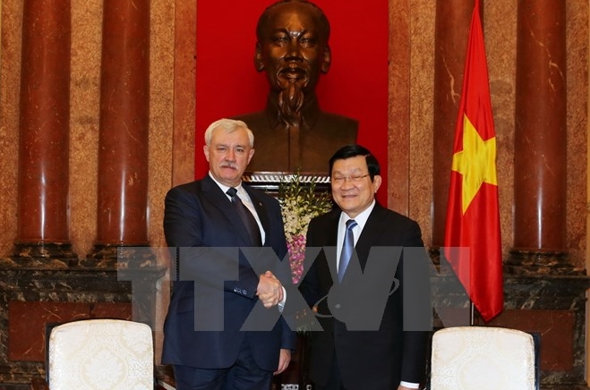 Staatspräsident Truong Tan Sang trifft Gouverneur von Sankt Petersburg Poltavchenko