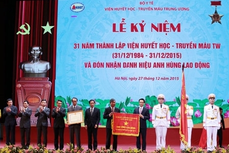 Das Institut für Hämatologie und Bluttransfusion erhält Titel “Held der Arbeit”