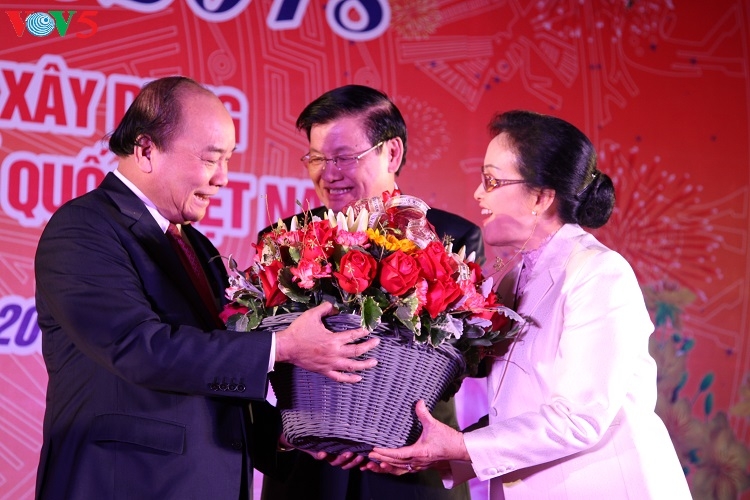 Premierminister Vietnams und Laos feiern das Tetfest mit der vietnamesischen Gemeinschaft