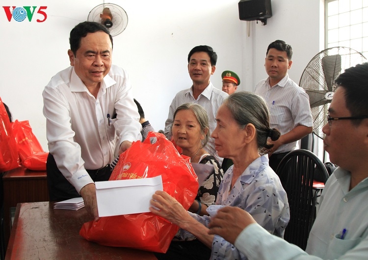 Wünsche zum Neujahrsfest Tet in verschiedenen Provinzen