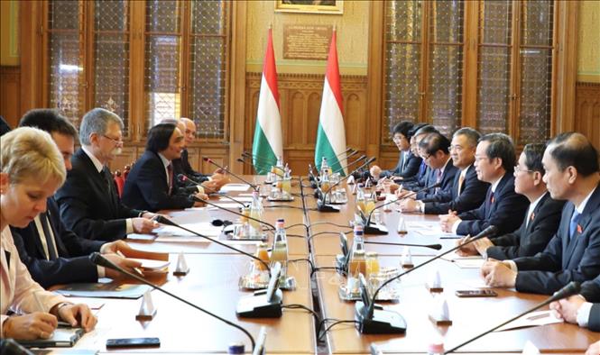 Vizeparlamentspräsident Phung Quoc Hien besucht Ungarn