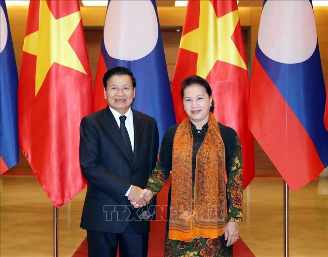 Parlamentspräsidentin Nguyen Thi Kim Ngan empfängt den laotischen Premierminister