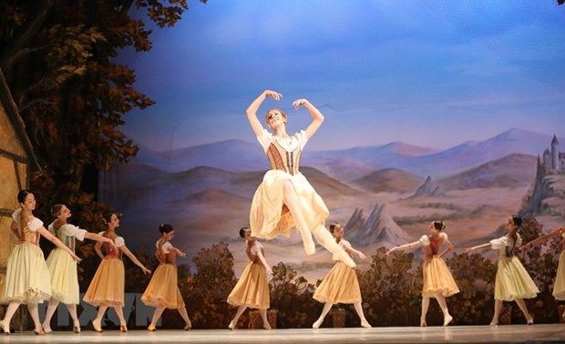 Aufführung des berühmten Ballettstücks “Giselle” auf der vietnamesischen Bühne
